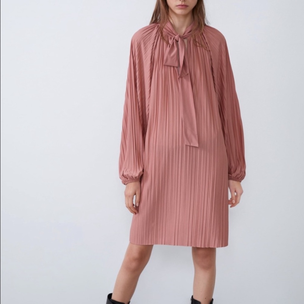 👗New Zara flowy pleated dress. Size L.